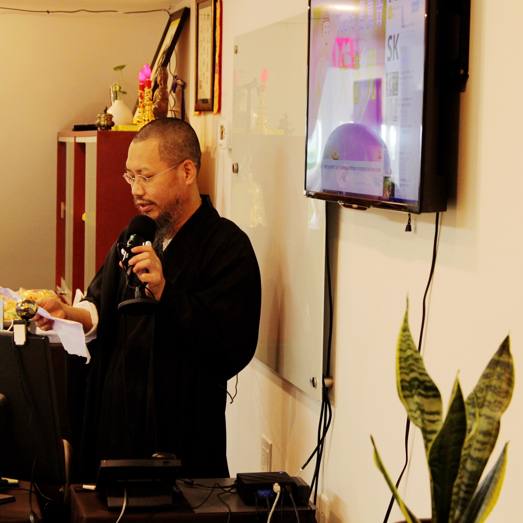 古一行者，法號慈古。現任美國天佛寺禪堂首任堂主，世界禪藝術研究院院長。俗名古藝雄，字龗子。別號沙門半僧、古半禪師、古一雄、天庭古龗。